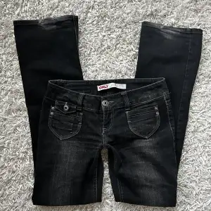 Lågmidjade jeans från only, storlek w27L32 innerbenslängd:80 midjemått:39 stretch till 41. Köp sker via köp nu, jag postar inom 24h. Kvar tills markerad såld 