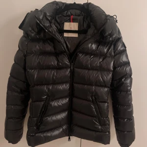Svart pufferjacka från Moncler - Säljer en snygg svart pufferjacka från Moncler i mycket bra skick. Köpt förra året med nypris 12 000. Jackan har inga skador eller likande. Har även kvitto på jackan, så om ni är intresserad är det bara att höra av er.💕Jackan är även i storlek 1. Pris kan även diskuteras.