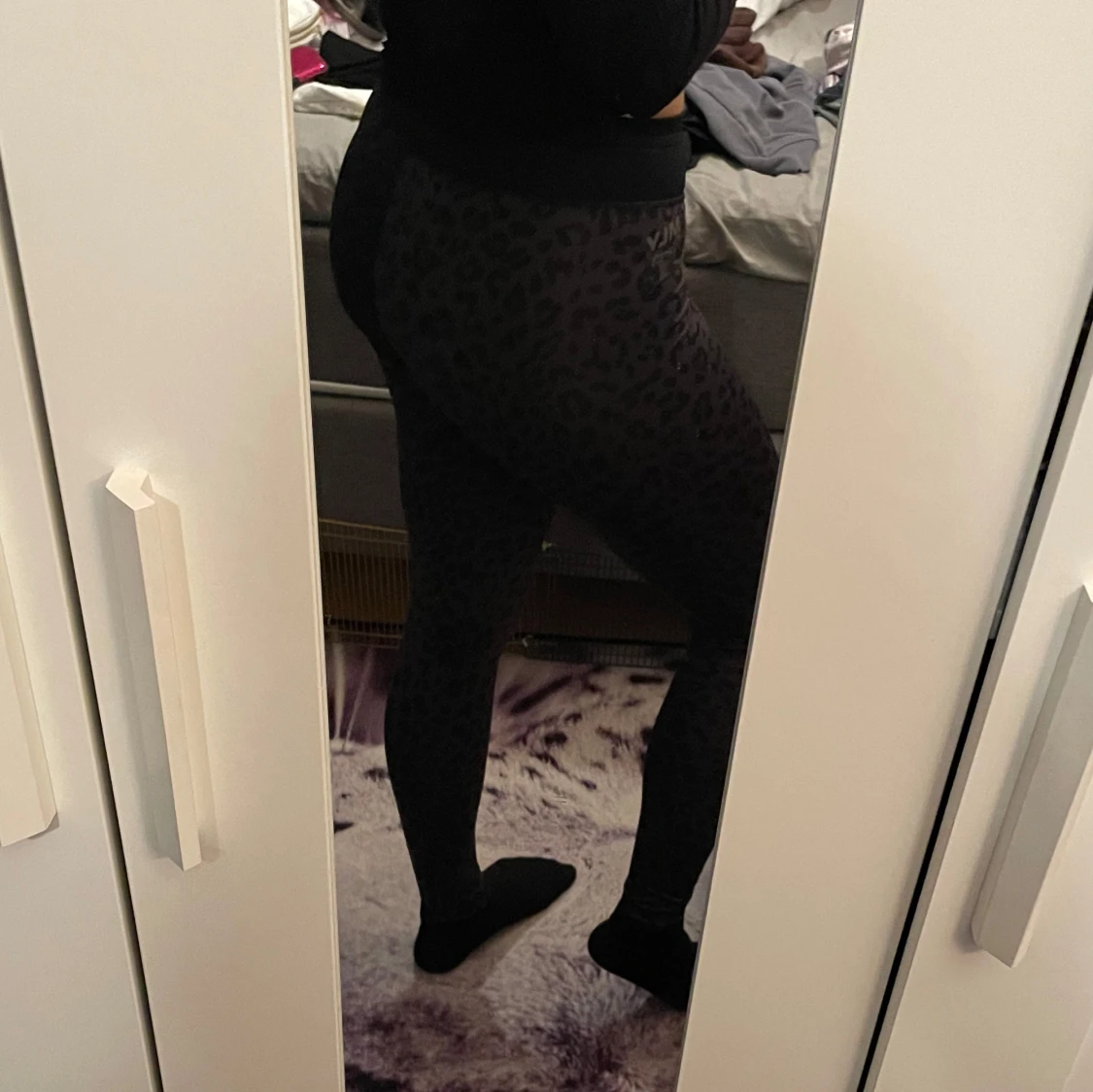 Svarta leopardmönstrade träningsbyxor - 90