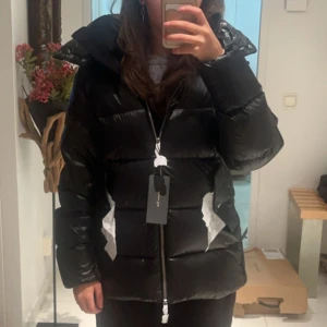 Massimo Dutti vinterjacka - Säljar denna trendiga, eftertraktade jacka, helt ny, prislapp mm sitter kvar. Den är endast testad🩷