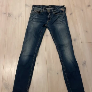 Blå jeans från Replay - Säljer ett par snygga blå jeans från Replay i bra skick. De har en klassisk femficksdesign och en fet tvätt som ger en najs if look. Hör av om några frågor. Säljer pga för små.