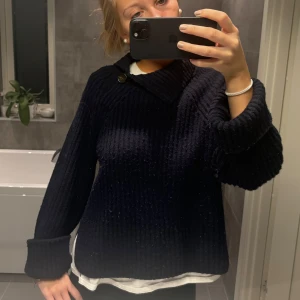 Stickad tröja från Arket - Säljer en supermysig mörkblå stickad tröja med en snygg knappdetalj vid halsen. Från Arket och är i storlek S💙💙🤗