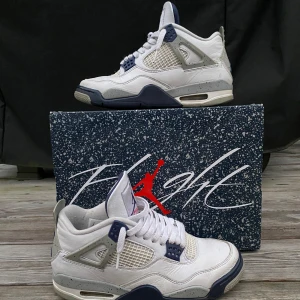 Jordan 4 Retro Midnight Navy. KAN BYTAS - Sköna Jordan 4. Köpta här på Plick. Skorna är äkta. Original lådan är med. Skick 6/10 har heel drag och tappat lite färg på båda skorna men annars bra. SKRIV DM OM DU VILL HA FLER BILDER. KAN BYTAS BARA MOT SKOR