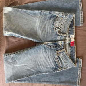 Lågmidjade jeans - Säljer ett par snygga blå jeans från Aeropostale i bootcut-stil. Säljer på grund av att de är för små, har nästan aldrig använt! 