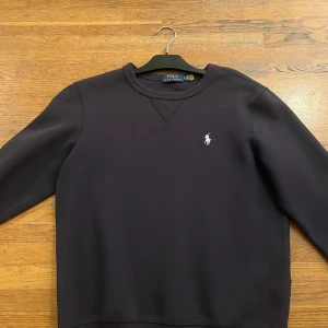  Ralph Lauren tröja - Hej säljer en Ralph lauren mörkblå tröja som jag inte längre vill använda 