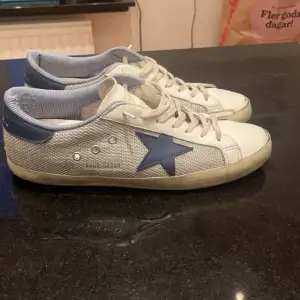 Golden goose superstar i storlek 44. Små defekter finns vid hälen(se bild) samt bak på sulan men går att fixa. Nypris vid 5000kr.