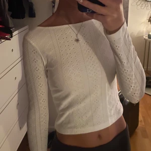 Vit croppad tröja från Kappahl - Säljer en superfin vit croppad tröja från Kappahl. Den har ett snyggt hålmönster och långa ärmar, perfekt för både vardag och fest. Tröjan är i bra skick och passar perfekt till ett par höga jeans eller kjol. Den är i storlek 146/152 men passar även mig som har xs Skicka ett meddelande vid intresse! 🤍