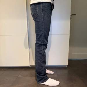 Säljer ett par mörkblå jeans i mycket bra skick. De har en slim passform och är midwaist, vilket ger en snygg och bekväm look. Perfekta för både vardag och fest! 🕺