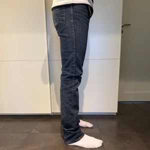 Mörkblå jeans - Säljer ett par mörkblå jeans i mycket bra skick. De har en slim passform och är midwaist, vilket ger en snygg och bekväm look. Perfekta för både vardag och fest! 🕺