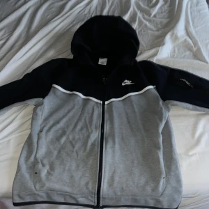 Nike tech fleece tröja från Nike  - Använt ett tag nu men är fortfarande i bra skick! Priset är spikat!