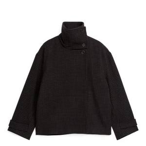 Ullkappa  - Kortare kappa i ullblandning från Arket. Endast använd en vinter och utöver ett hål i fickan är den i mycket fint skick! Jag är normalt storlek S men denna är i M och sitter lagom oversized❤️köpt för 1700