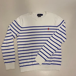 Unik Ralph lauren tröja - En rikgit det randig stickad Ralph lauren tröja, den är i väldigt bra skick utan hål, slitningar eller fläckar,          Skriv vid minsta fråga eller fundering🔥👍