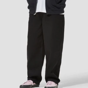 Svarta baggy jeans från Route One - Säljer ett par svarta super baggy jeans från Route One i storlek S/M. Aldrig använt   