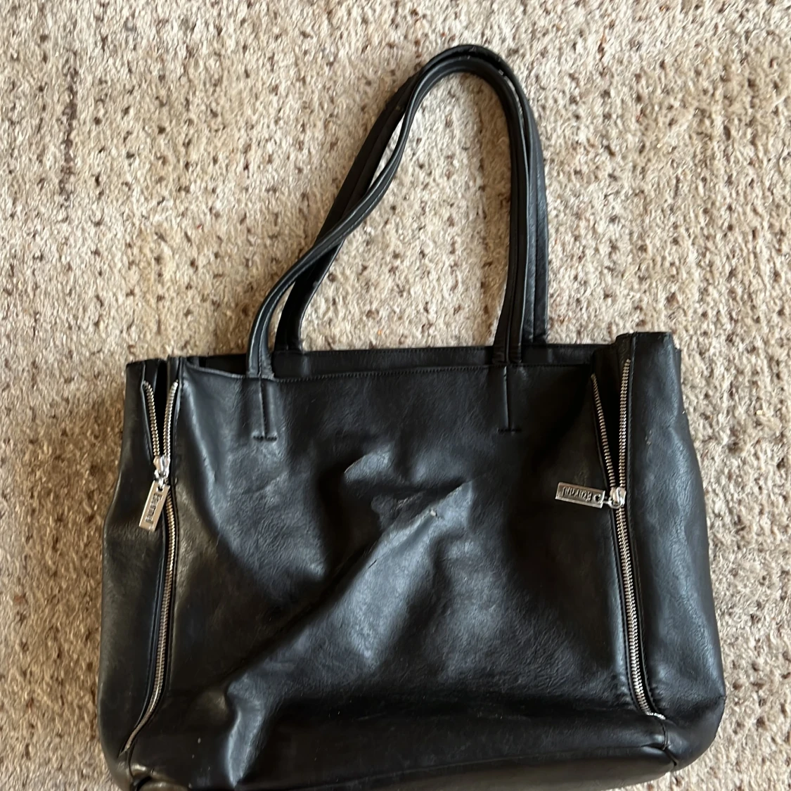 Svart väska med dödskallemotiv - 90