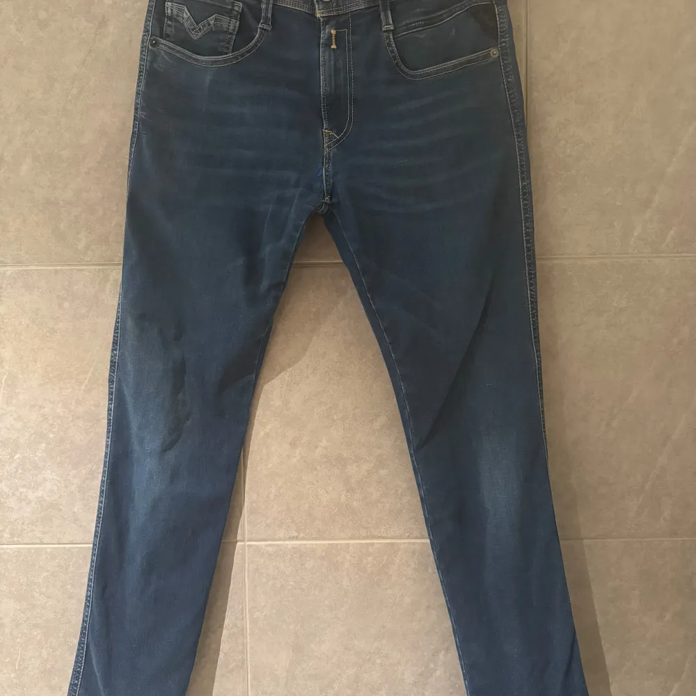 Säljer ett par snygga blå jeans från Replay i storlek 28/30. De har en klassisk femficksdesign och skinny passform. Perfekta för både vardag och fest! 🕺. Jeans & Byxor.