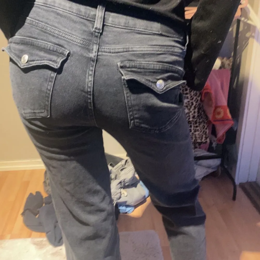 Säljer ett par svarta jeans i mycket bra skick. De är i storlek m short men passar S också 🖤Jeansen har snygga fickdetaljer med knappar bak och är perfekta för både vardag och fest. Passar till allt och är knappt använda då dem inte passade🖤. Jeans & Byxor.