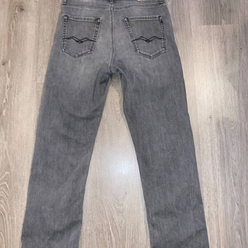 Säljer ett par snygga grå jeans från Replay i bra skick. De har en klassisk femficksdesign och en straight passform som funkar till alla tillfällen. Perfekta för både vardag och fest! . Jeans & Byxor.