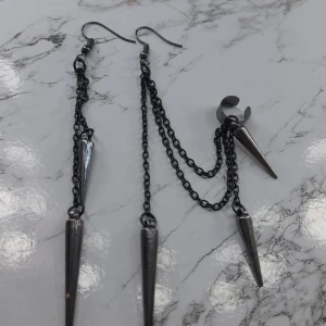 Örhängen  - Det är ett par örhängen som är i mycket bra skick och har aldrig använts.