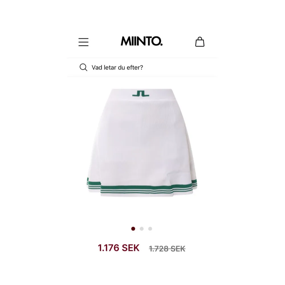 Ny, aldrig använd Lindeberg golf/tennis-kjol storlek S med undershorts. Nypris 1728 kr.  Passar både XS/mindre S. Jag tycker den är lite lång på mig som är 165 cm men det är smaksak hur man vill den ska sitta.  Lyxigt ribbat material, stretchig i midjan och bekväm passform.. Kjolar.