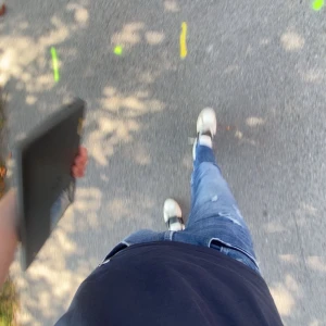 Replay Anbass - Säljer ett par snygga blå jeans med coola slitningar. De har en klassisk femficksdesign och en bekväm passform. Perfekta för en avslappnad vardagslook eller en utekväll. Passar till det mesta i garderoben! Strl 29-34 köpta på nk för ca 2000kr