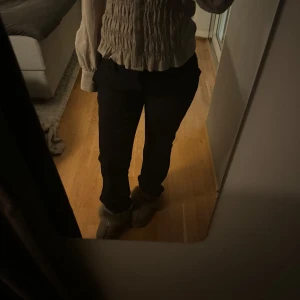  Vera Kostymbyxor  - Säljer ett par vera low waist svarta kostymbyxor från bikbok i väldigt bra skick. Storlek 36