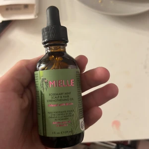 Mielle Rosemary Mint Scalp & Hair Strengthening Oil - En närande hårolja med rosmarin och mint som stärker hår och hårbotten. Innehåller biotin för extra vård. Perfekt för att massera in i hårbotten eller applicera på hårlängderna för att främja hälsosam hårväxt. Kommer i en praktisk flaska med pipett för enkel applicering. Den är helt oanvänd alltså aldrig använd köpt i somras men har inte använt den!