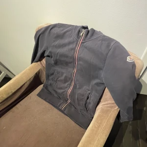 Moncler Maglia cardigan - Tja! Nu säljer jag en jättefet moncler cardigan! Skick 8,5/10 då den är tvättad så inuti fickorna känns det lite skumt men inget som syns när den är på! Kan sänka mitt pris vid en snabb affär. Skriv dm för fler frågor👍🏻