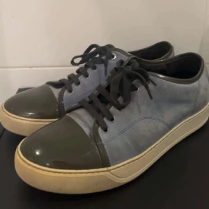 Lanvin - Tjena, säljer nu mina Lanvins på grund av att jag har växt ur de. De är i storlek 42 i ljusblå färg med tån som är i glesnade mörkgrön. En unik färg för dig som inte vill ha de som alla andra har. Skicket är bra, tveka inte på att höra av er om ni har mer frågor. Mvh Gustav:)