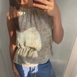 Mönstrad blus - En superfin ärmlös topp med ett mjukt mönster i olika färger, öppen rygg och jätte fin för fest. (Lånade bilder)