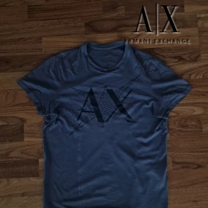 Marinblå Armani Exchange T-Shirt - Rensar min garderob så säljer denna Marinblåa Armani Exchange tröja i storlek S. Den är I väldigt bra skick också. Säljer för 149:-