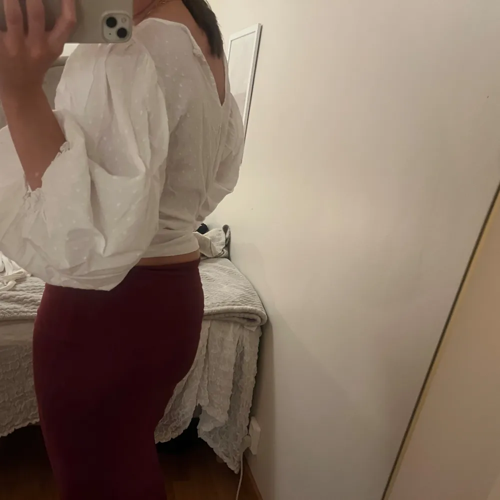 Säljer en snygg vinröd långkjol som sitter tight och är perfekt för både vardag och fest. Kjolen är i ett mjukt och stretchigt material som gör den superbekväm att ha på sig. Passar perfekt till en vit blus eller en stickad tröja. Perfekt för höst och vinter!. Hameet.
