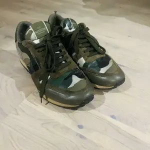 Valentino rockrunner storlek 43.5 passar 44 Rikigt bra skick