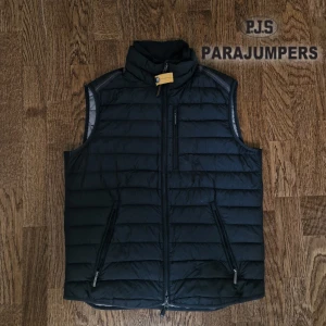 Parajumpers Väst Lightweight (Storlek M) - Säljer min Parajumper-väst som jag endast använt 1-2 gånger sedan köpet, och därför behöver den ett nytt hem. Väst i storlek M som passar de flesta män. Perfekt för sommaren. Originalpris på Johnells: 4399 kr, men jag säljer den för 2999 kr.