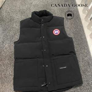 Säljer en svart dunväst från Canada Goose i mycket bra skick. Västen har en hög krage och knappar framtill. Perfekt för kyliga dagar och har en klassisk stil med det ikoniska märket på bröstet. Passar både höst och vinter. En eorfekt julklapp för dina nära och kära 🎁. På nätet går det för 7299:- men jag är beredd att sälja för 2799:-, Riktigt PANGPRIS!💥