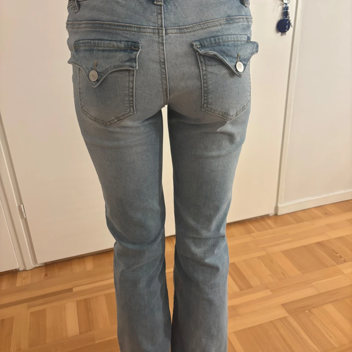 Ljusblå jeans med fickor - 92
