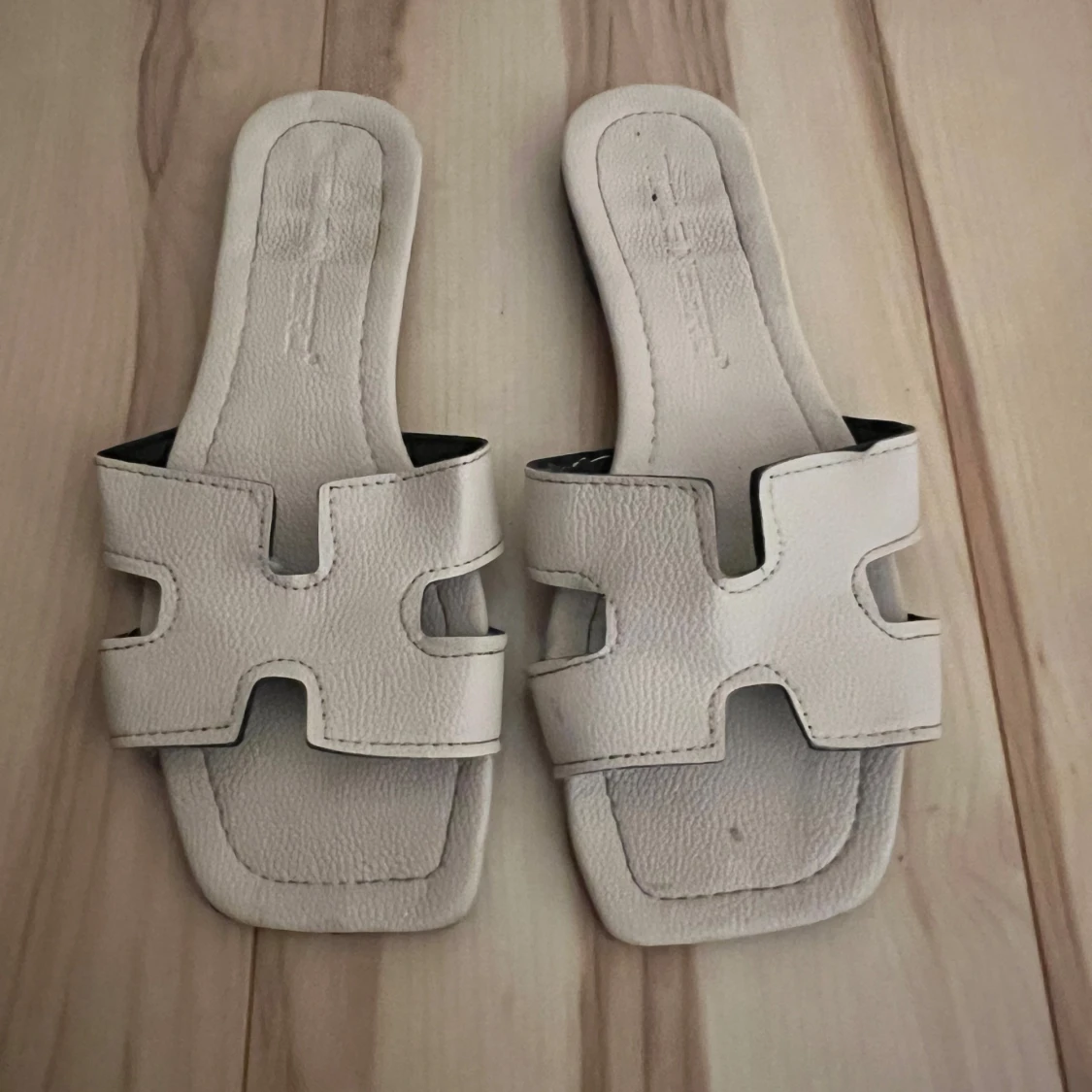 Beige sandaler med öppen tå