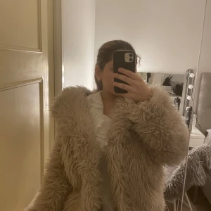 Superfin pälsjacka - Pälsjacka ifrån H&M i bra skick, dock ett litet hål i ena av fickorna. Den är köpt på vinted men inga defekter eller så. xs i storlek men skulle säga att de passar S-M beroende på hur man vill att den ska sitta💕