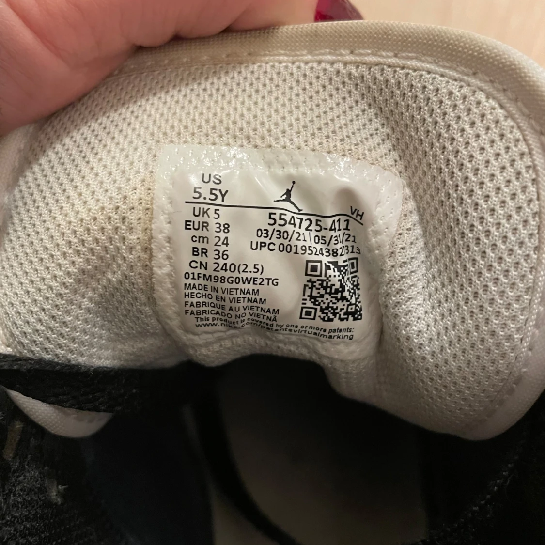 Nike Air Jordans i svart, mörkblått och vit - 91