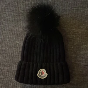 Svart ribbad Moncler mössa - Svart ribbad mössa, skriv för mer info 