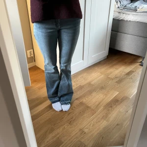 Blå bootcut jeans - Säljer ett par snygga blå bootcut jeans i nästan nyskick. Dom är lågmidjade och från gina. Jeansen har en bekväm och snygg passform💕