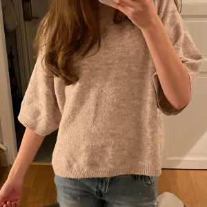 Trekvartsärmad tröja  - Stickad tröja med trekvartsärm från lager 157, storlek Xs men passar mig med S. Använd fåtal gånger!💕