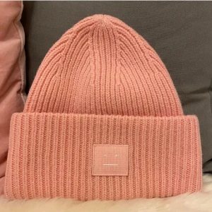 Acne mössa - Rosa/aprikos acne mössa i mycket bra skick 🫶🏻🫶🏻