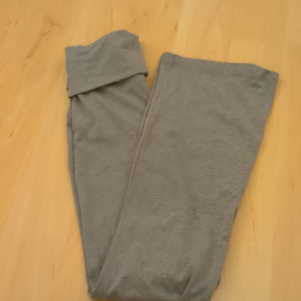 Superbekväma gråa Yoga pants ifrån Gina Tricots barnavdelning Gina Young. Dessa är mjuka,sköna och snygga. Visas inte på då de är försmå.. Jeans & Byxor.