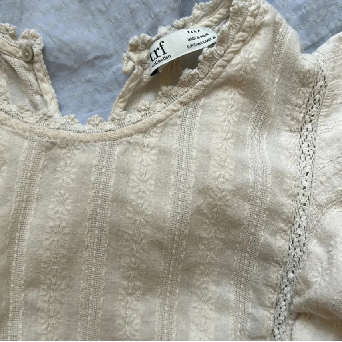Beige blus med volanger från Anthropologie - 90
