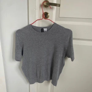 Grå kortärmad tröja - Säljer en enkel och stilren grå tröja i bra skick. Den är kortärmad och har en normal passform. Materialet är mjukt och bekvämt. Passar till det mesta. Har använt den Max 2 gånger 