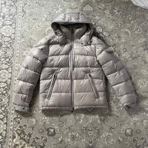 Moncler maya helt ny✅ tags och bag medföljer🏷️🛍️ precis som äkta