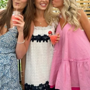 Vit och marinblå klänning - Söt vit klänning med marinblå detaljer. Bra skick. Inte mina bilder 