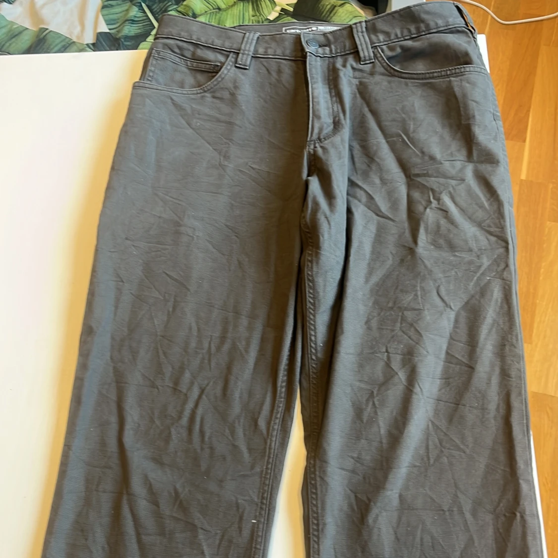 Grå byxor från Carhartt