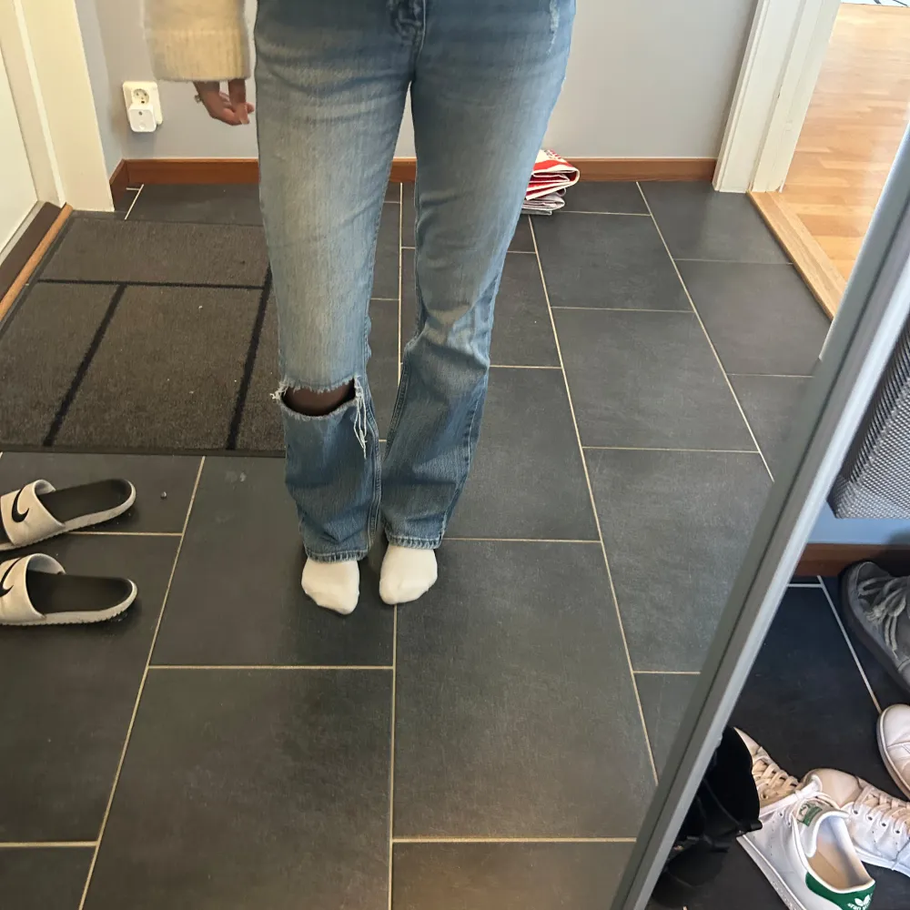 Jättefina trendiga jeans från Gina tricot som inte säljs längre, inga defekter!!🥰🥰. Jeans & Byxor.