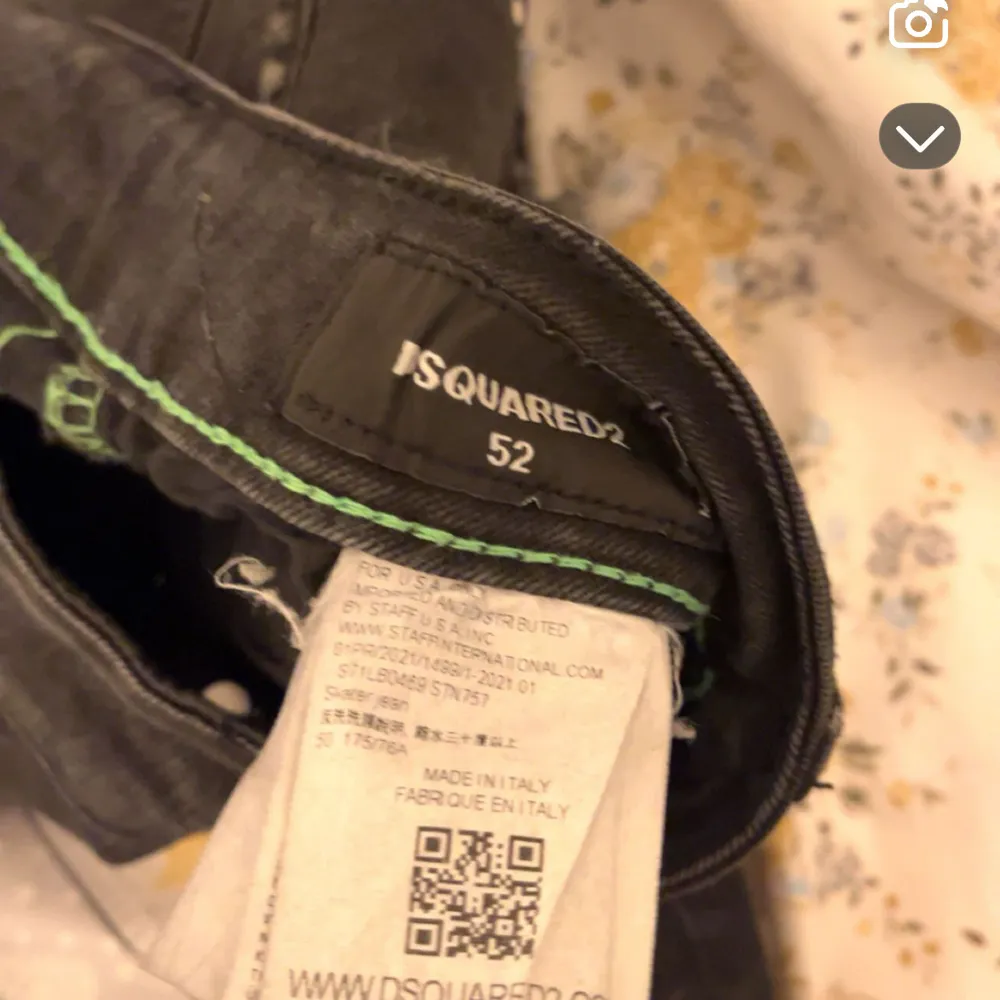 Säljer ett par svarta jeans från Dsquared2 i storlek 52. De har en cool slitningseffekt och är perfekta för en avslappnad stil. Jeansen är i bra skick och har en klassisk femficksdesign. Perfekta för både vardag och fest!. Jeans & Byxor.